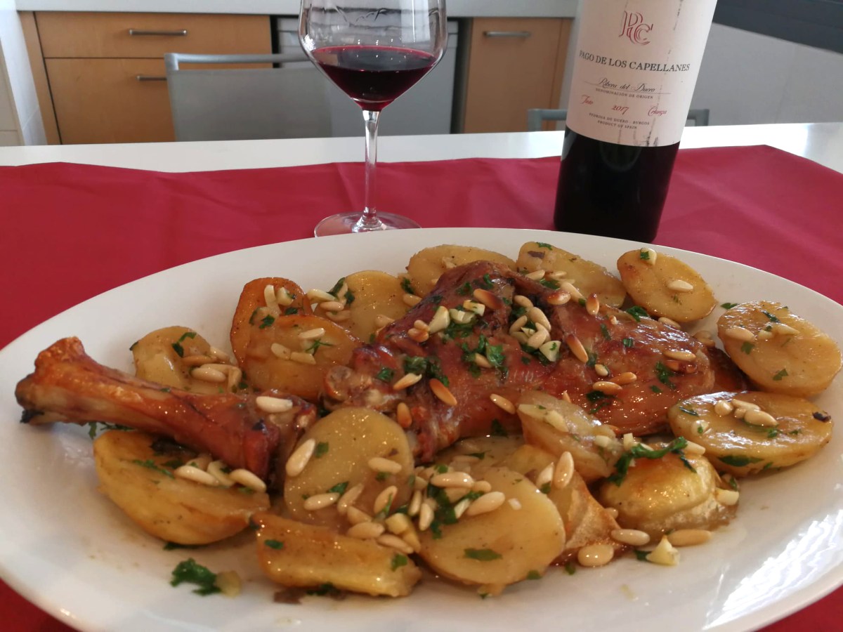 Cordero «lechal» al horno con patatas y piñones