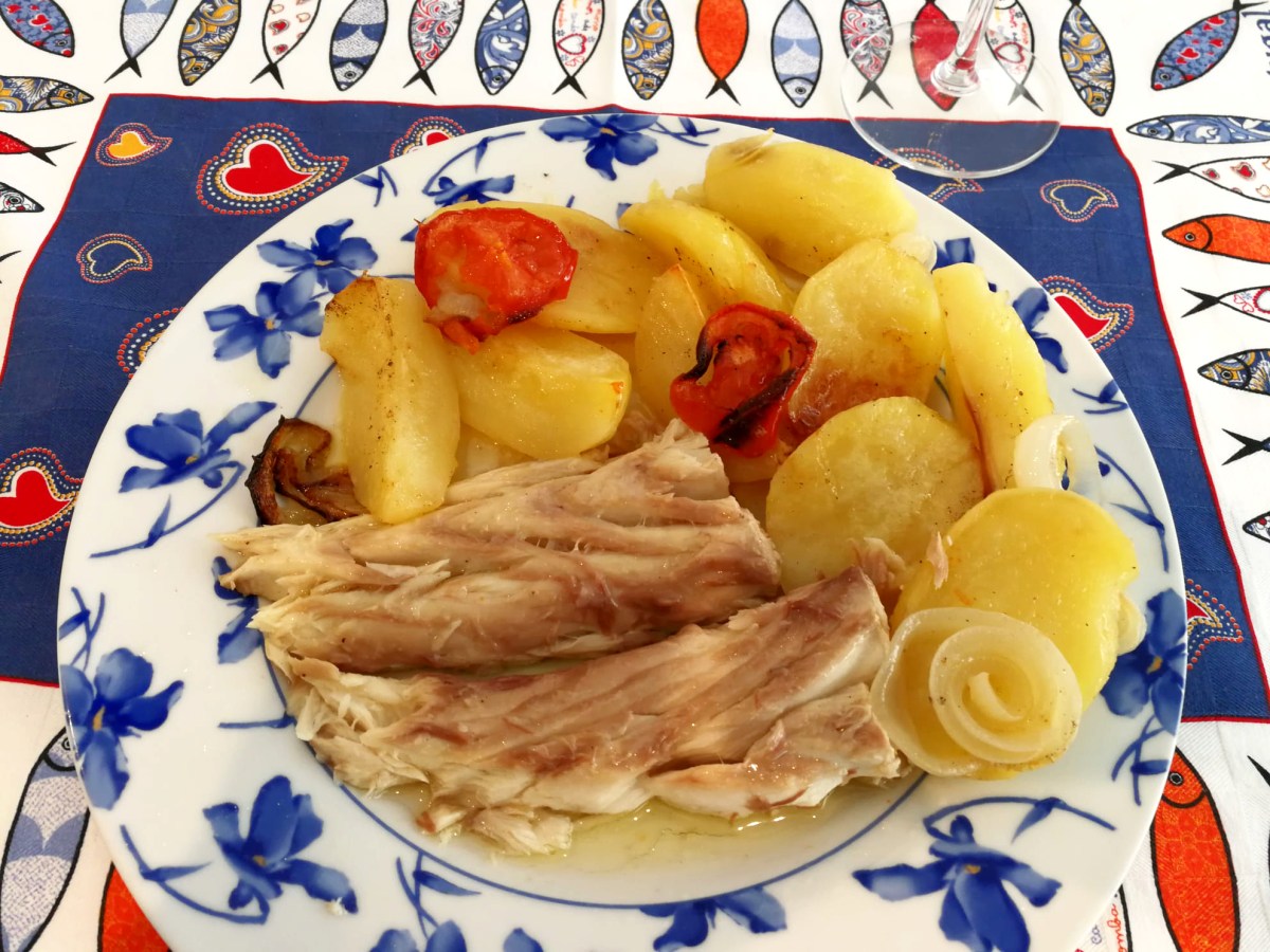 Corvina al horno con patatas, tomate y cebolla