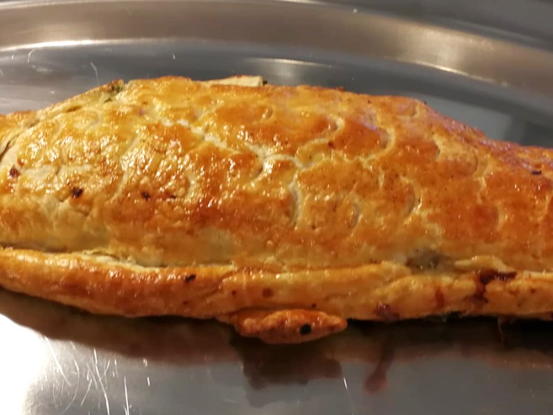 Lubina rellena envuelta en hojaldre