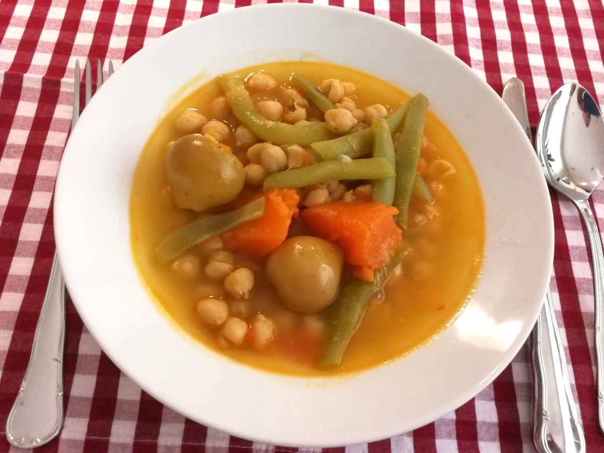 Potaje de garbanzos con peras de «San Juan» (plato típico murciano)