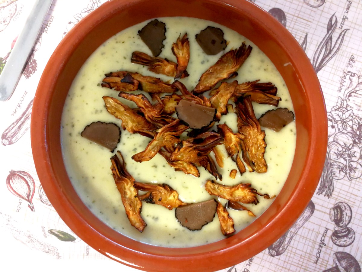 Crema de Calabacín y patata con alcachofa y trufa,