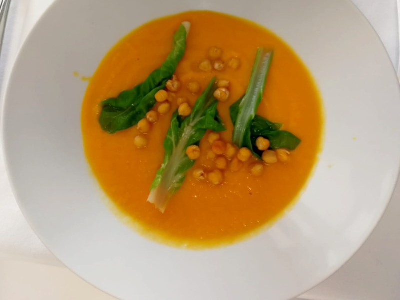 Crema de calabaza, con garbanzos y acelgas.